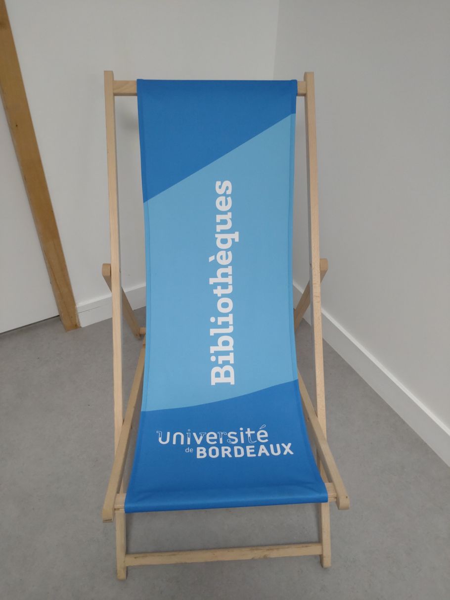 niebieski leżak z napisem Bibliotheques Universite de Bordeaux
