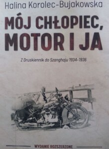 Okładka książki Mój chłopiec, motor i ja, na niej zdjęcie kobiety siedzącej w koszu motocykla.