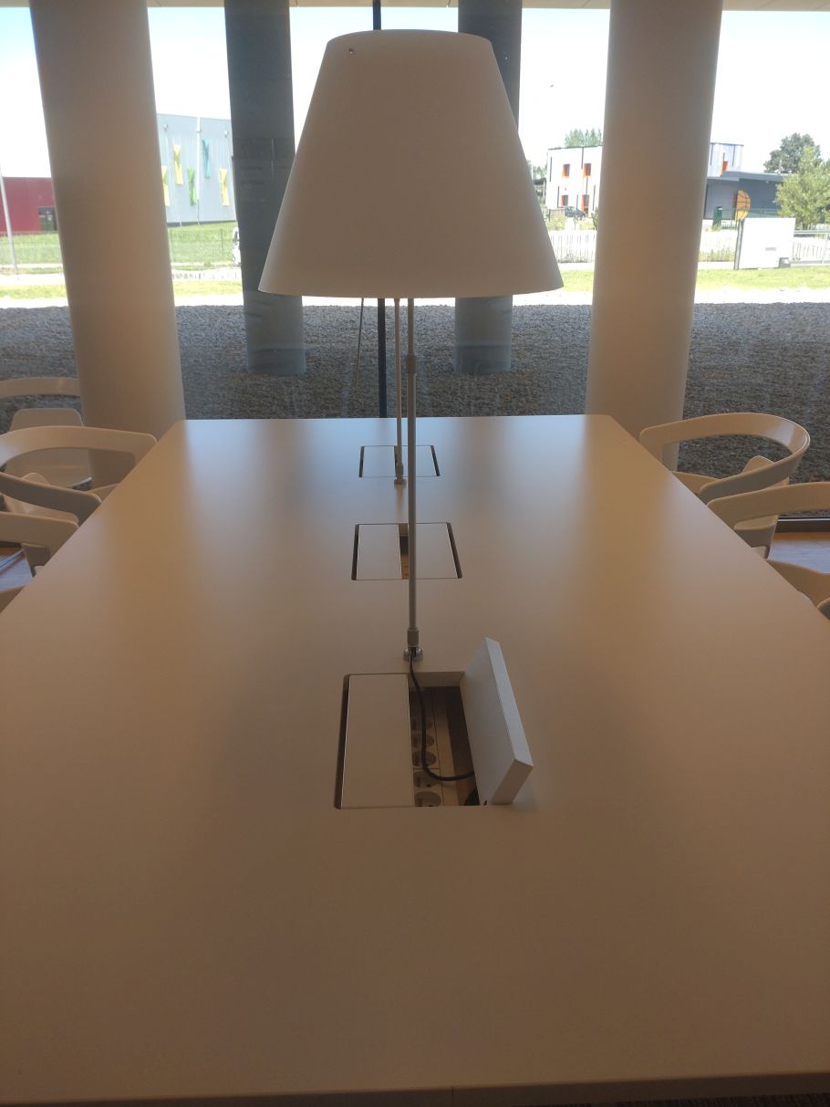stół z wmontowanymi gniazdkami prądowymi i lampami