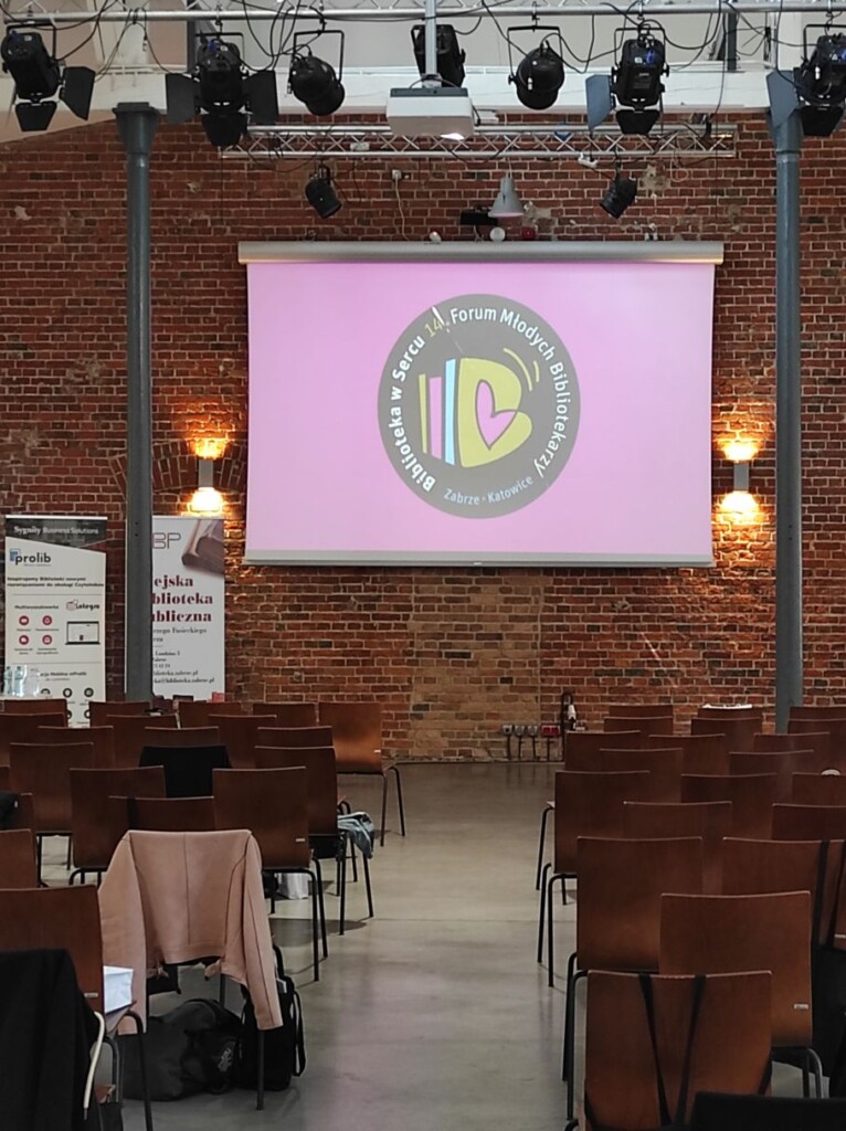 sala konferencyjna; na ekranie slajd: Biblioteka w Sercu, 14. Forum Młodych Bibliotekarzy, Zabrze, Katowice