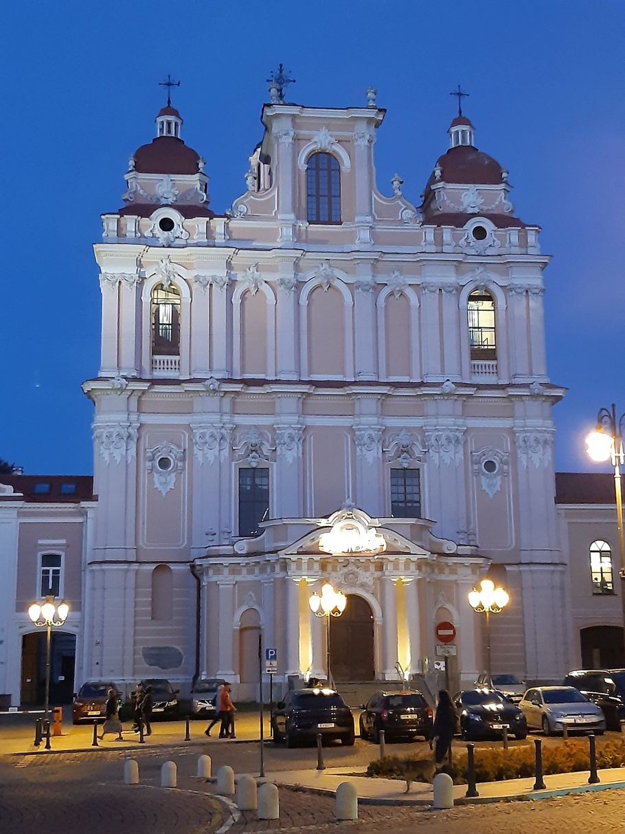 fasada kościoła oświetlona latarniami