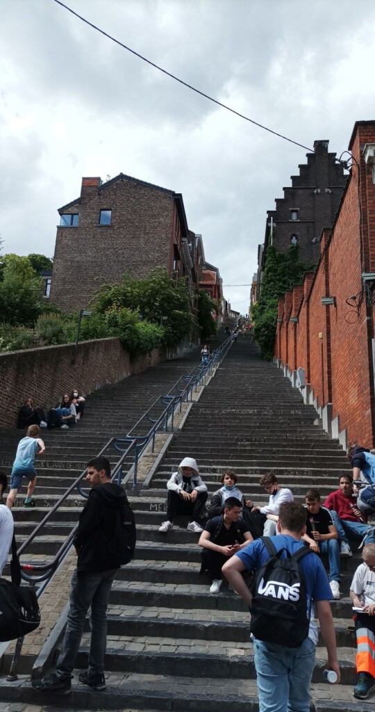 ludzie siedzą na schodach
