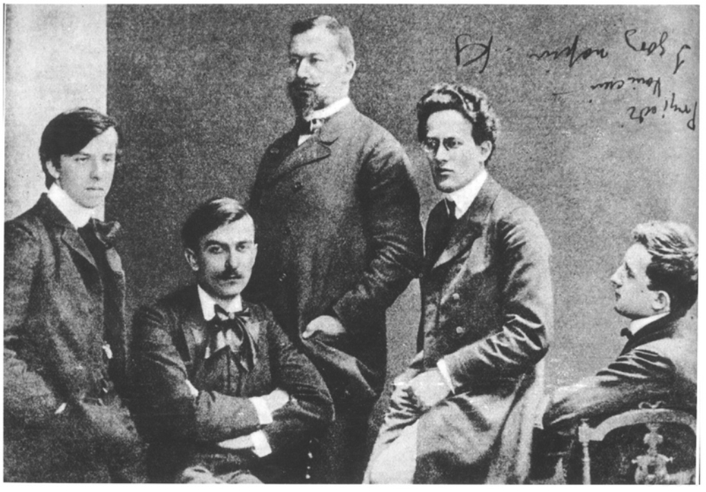 Stara fotografia przedstawiająca grupę mężczyzn w garniturach.