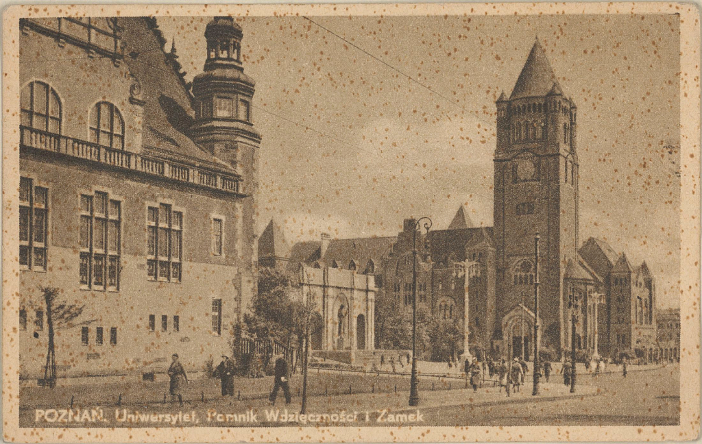Stare zdjęcie przedstawiające budynki przy ulicy - Uniwersytet Poznański