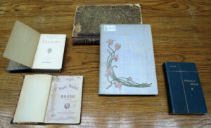 Stare książki leżące na stole.