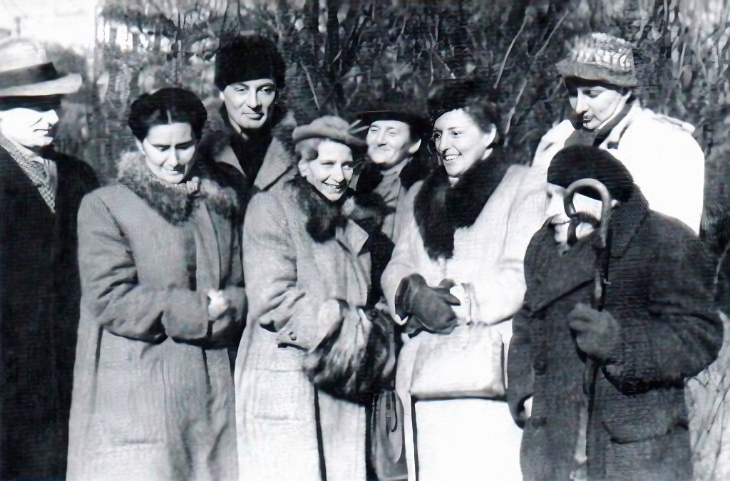 Stare zdjęcie grupowe przedstawiające grupę mężczyzn i kobiet.
