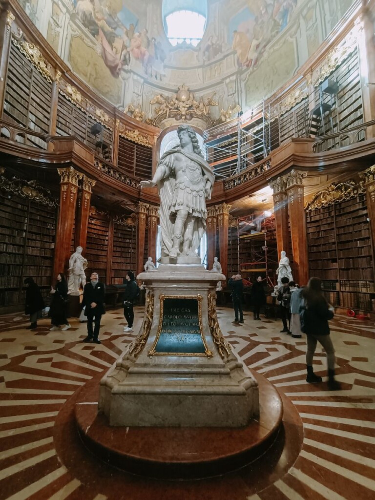 pomnik Karola VI w stroju cesarza rzymskiego w bibliotece