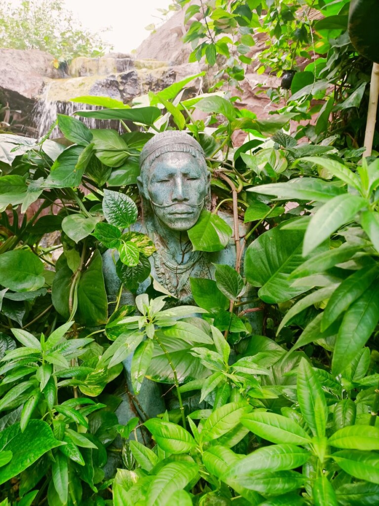 rzeźba człowieka wśród roślin