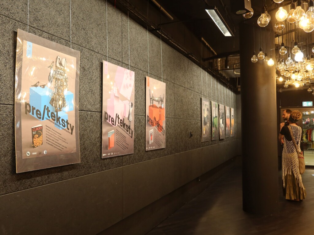 Ciąg plakatów wiszących na ścianie