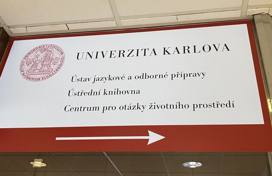 tablica w języku czeskim kierująca do biblioteki