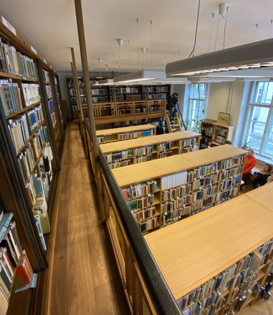 widok z galerii na wnętrze biblioteki