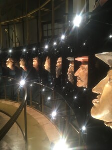 zdjęcie galerii rzeźb głów