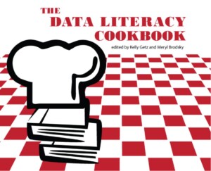 Okładka książki Data literacy Cookbook, w tle czerwono-biała szachownica, na pierwszym planie narysowana czapka kucharska na dwóch książkach