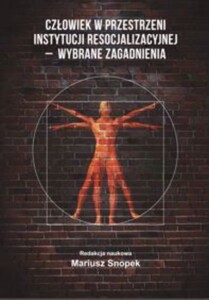 Okładka książki z kołem wewnątrz którego jest narysowana postać ludzka z rozłożonymi rękoma.