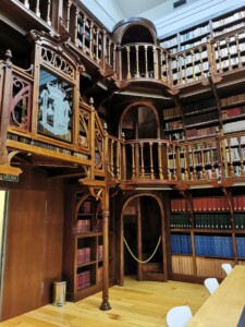 drewniane rzeźbione balustrady i regały w starej bibliotece