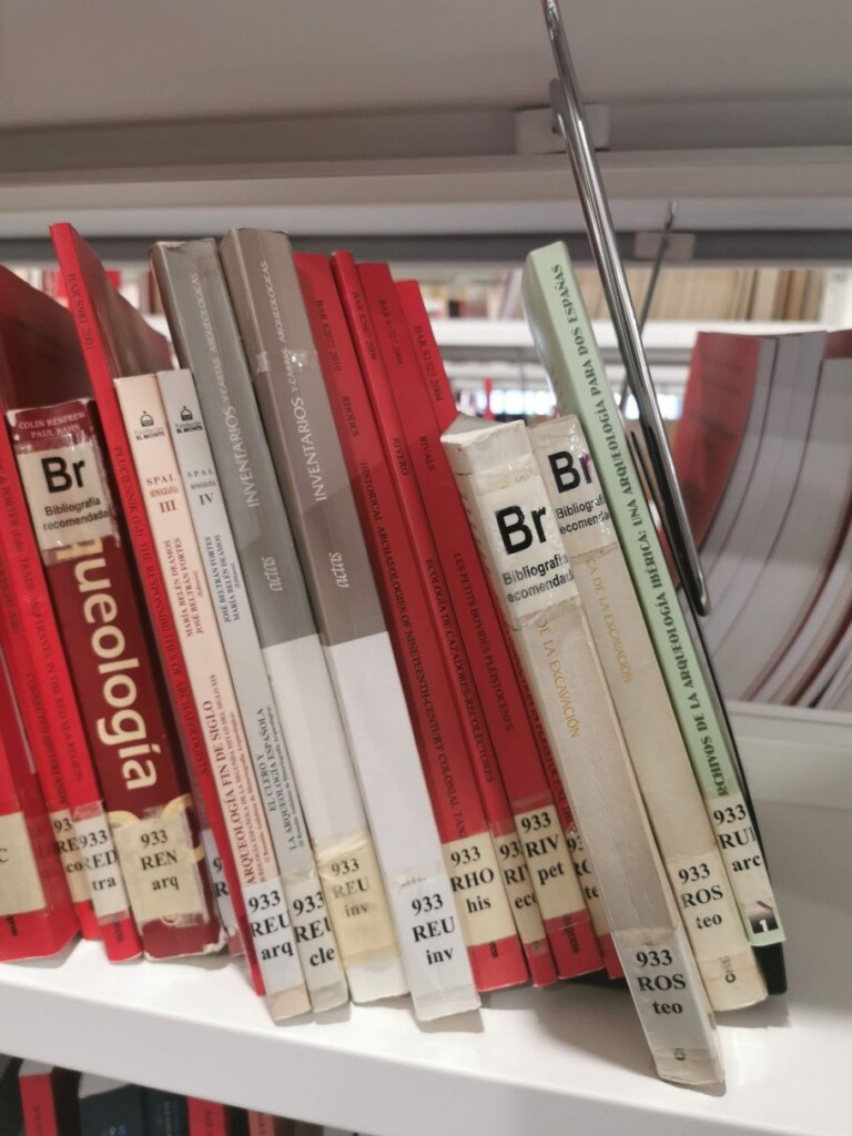 książki na półce w bibliotece