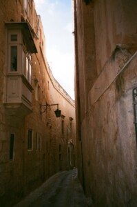 Mdina: wąska uliczka