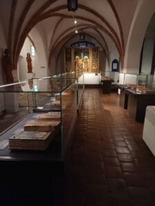 gotyckie wnętrze, ołtarz, muzeum, wystawa, stare książki w gablotach