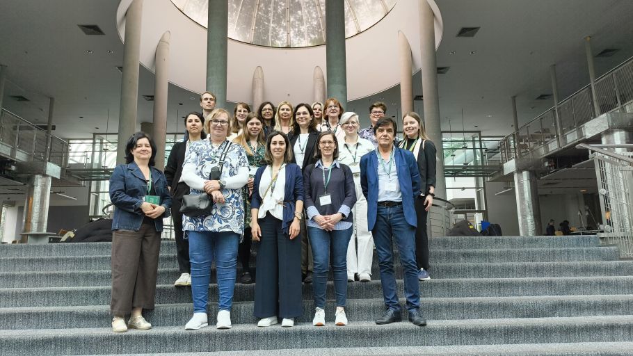 grupa ludzi pozuje na schodach