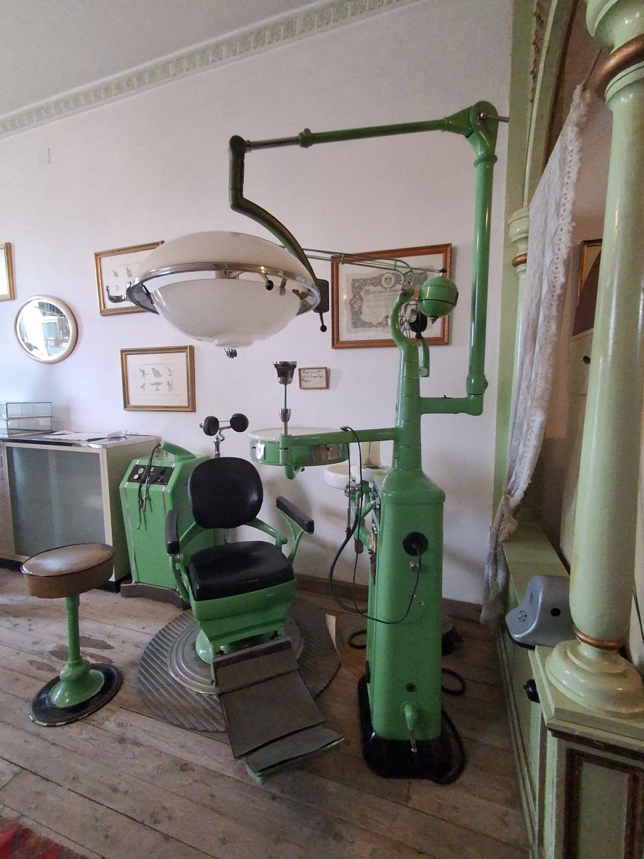 stary zielony fotel dentystyczny