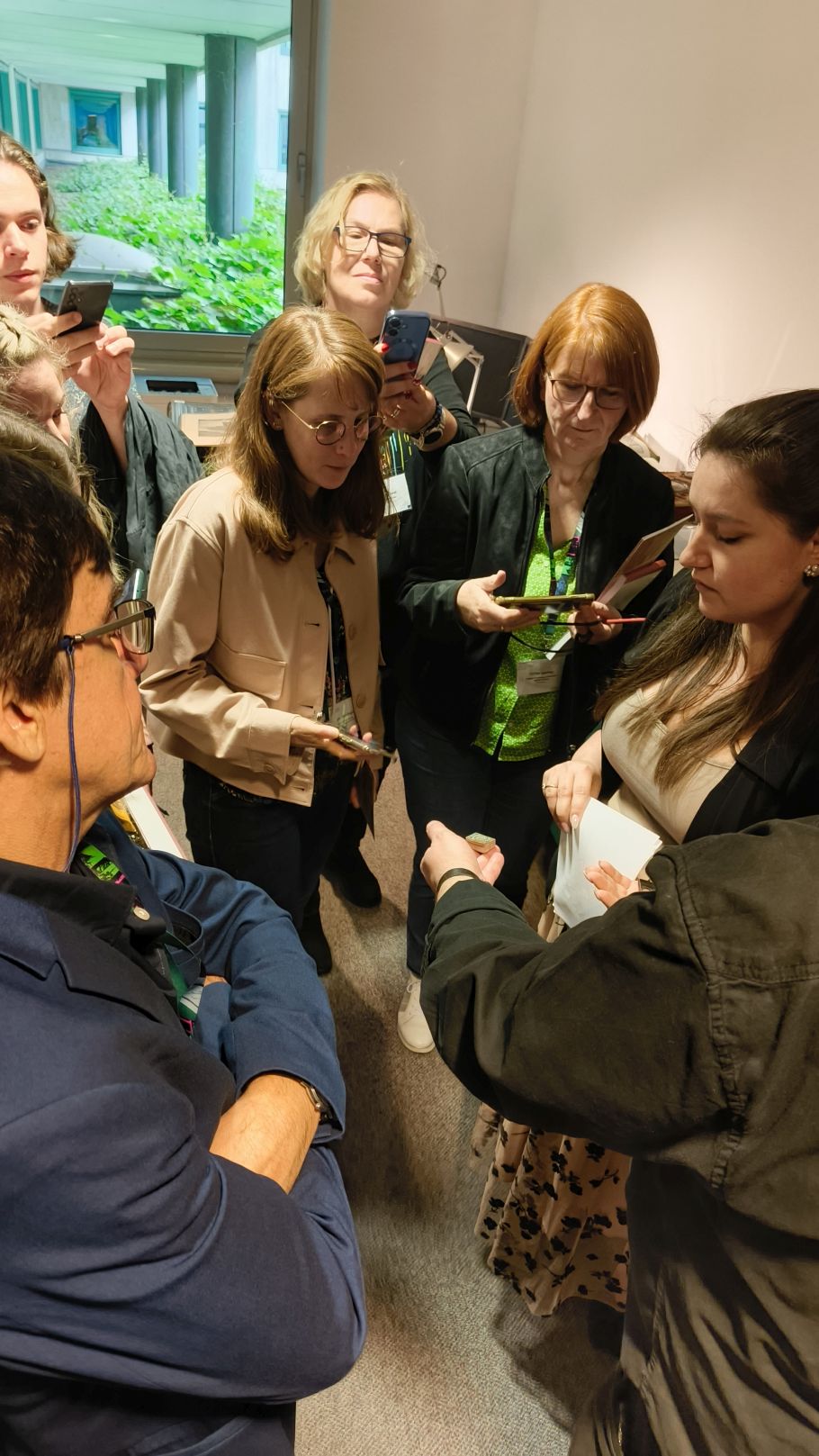 ludzie czemuś się przyglądają