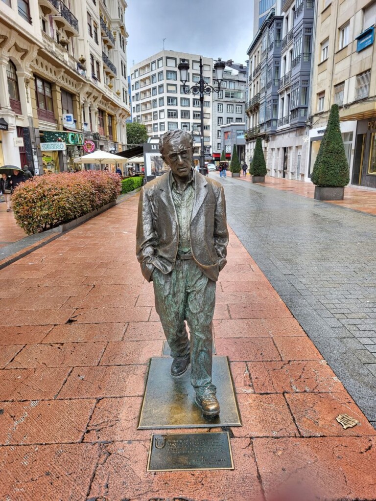 pomnik Woody'ego Allena idącego deptakiem