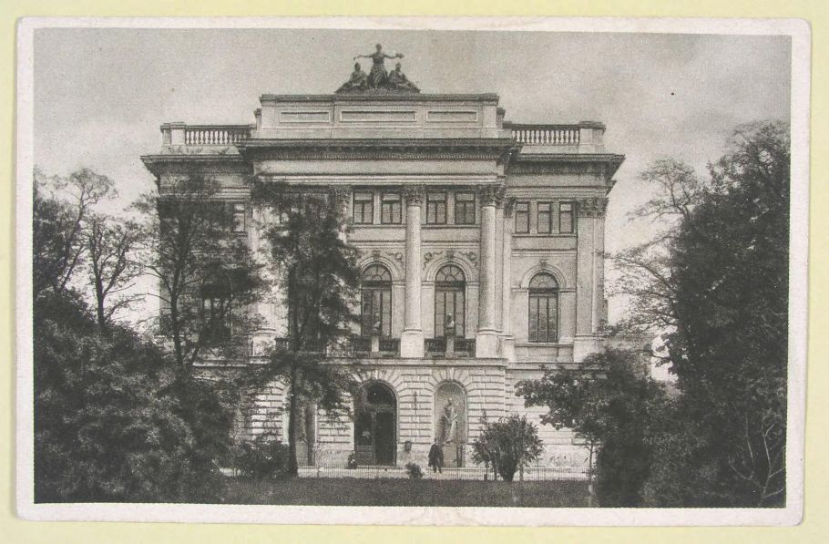 budynek w stylu klasycyzmu z rzeźbami we wnękach w fasadzie i na szczycie elewacji