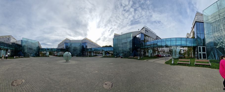 panoramiczne zdjęcia środka kampusu Uniwersytetu w Białym Stoku, widoczne szklane fasady budynków