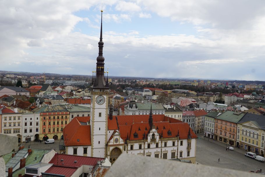 widok z góry na zabytkowe miasto z ratuszem i rynkiem