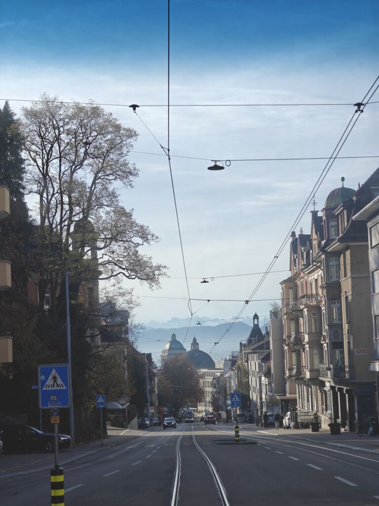 widok wzdłuż ulicy
