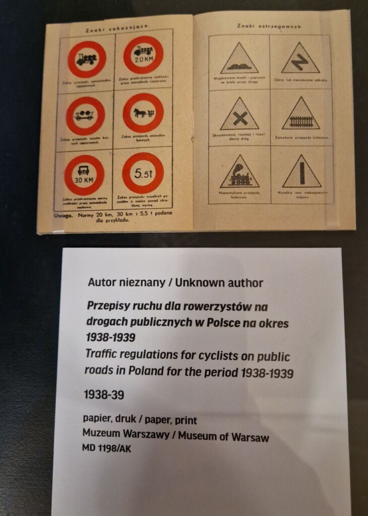 niewielka książeczka ze znakami drogowymi